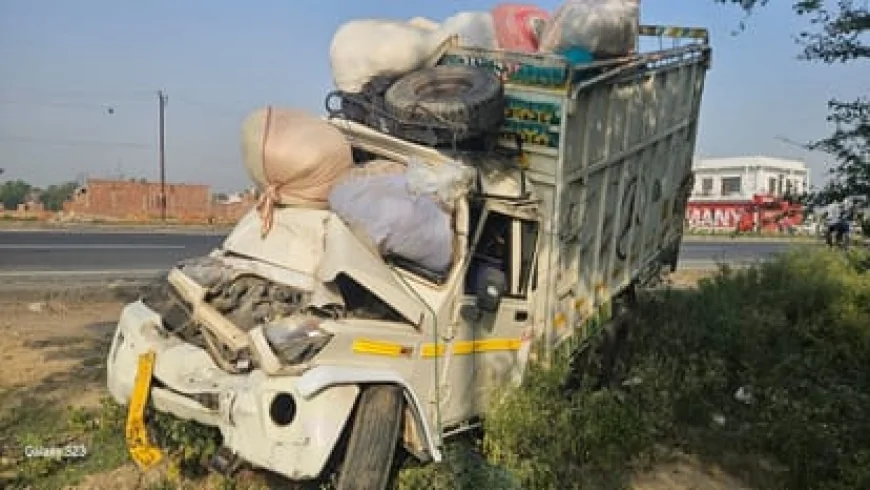 बजरी से भरे ट्रक में पीछे से घुसी पिकअप, कपड़ा व्यापारी की मौत; दो घायल