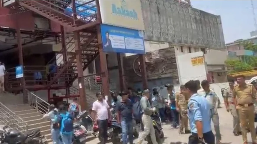 आगरा: कोचिंग सेंटर के बेसमेंट में शॉर्ट सर्किट से उठा धुआं, अफरा-तफरी में बाहर निकले छात्र-छात्राएं