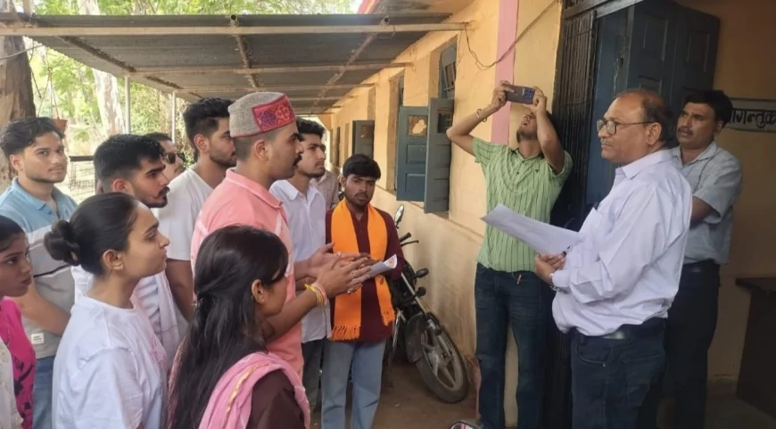 कोचिंग सेंटरों पर सुरक्षा मानकों की जांच के लिए डीईओ को सौंपा ज्ञापन, दी उग्र आंदोलन की चेतावनी