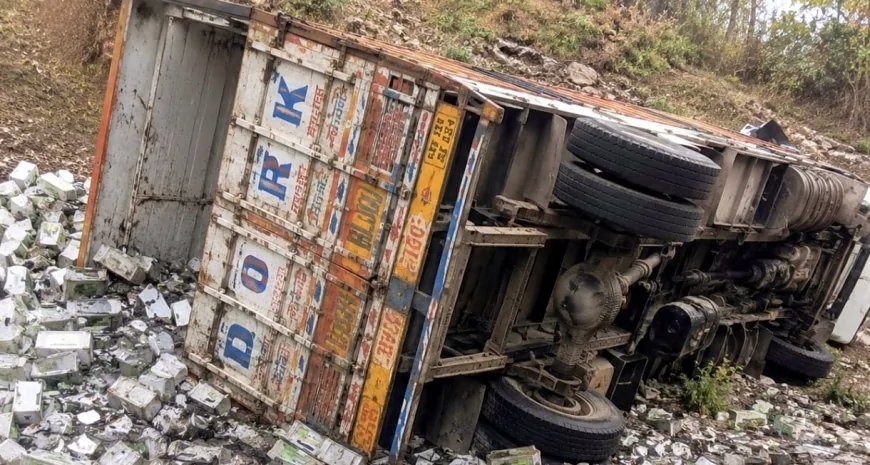 कट मारने से खाई में पलटा पुरानी बैटरियों से भरा ट्रक, 16 टन माल हुआ गायब, मामला दर्ज