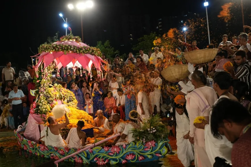 वृंदावन चंद्रोदय मंदिर के पानीहाटी दही-चिउड़ा महोत्सव में उमड़ा श्रद्धा का सैलाब