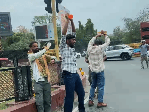 लखनऊ में संविदा कर्मियों का आत्मदाह का प्रयास: निजीकरण के विरोध में कालिदास मार्ग पर मचा हड़कंप