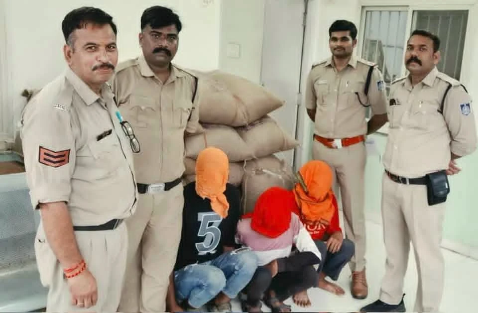 वेयरहाउस से धनिया-सोयाबीन की बोरियां चोरी, पुलिस ने 36 घंटे में तीन आरोपी दबोचे