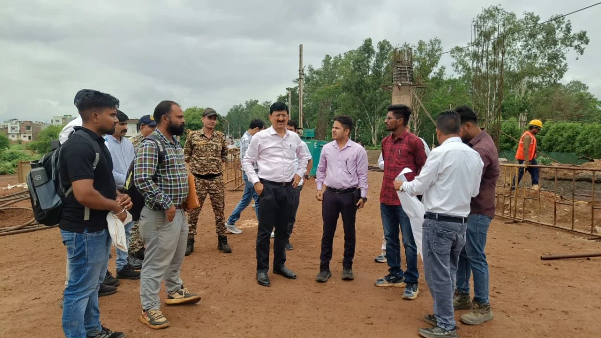 निर्माणाधीन रेलवे ओवरब्रिज का कलेक्टर ने किया निरीक्षण, गुणवत्ता से समझौता नहीं करने के निर्देश