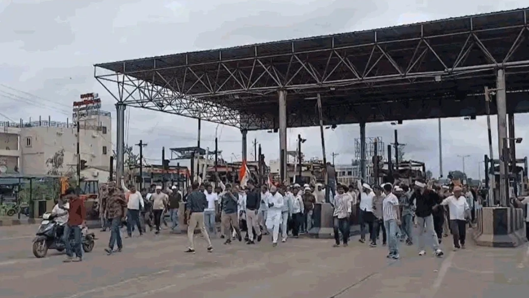 मूंग खरीदी और MSP की मांग पर किसानों का भोपाल कूच जारी, बैरिकेडिंग तोड़ आगे बढ़े प्रदर्शनकारी