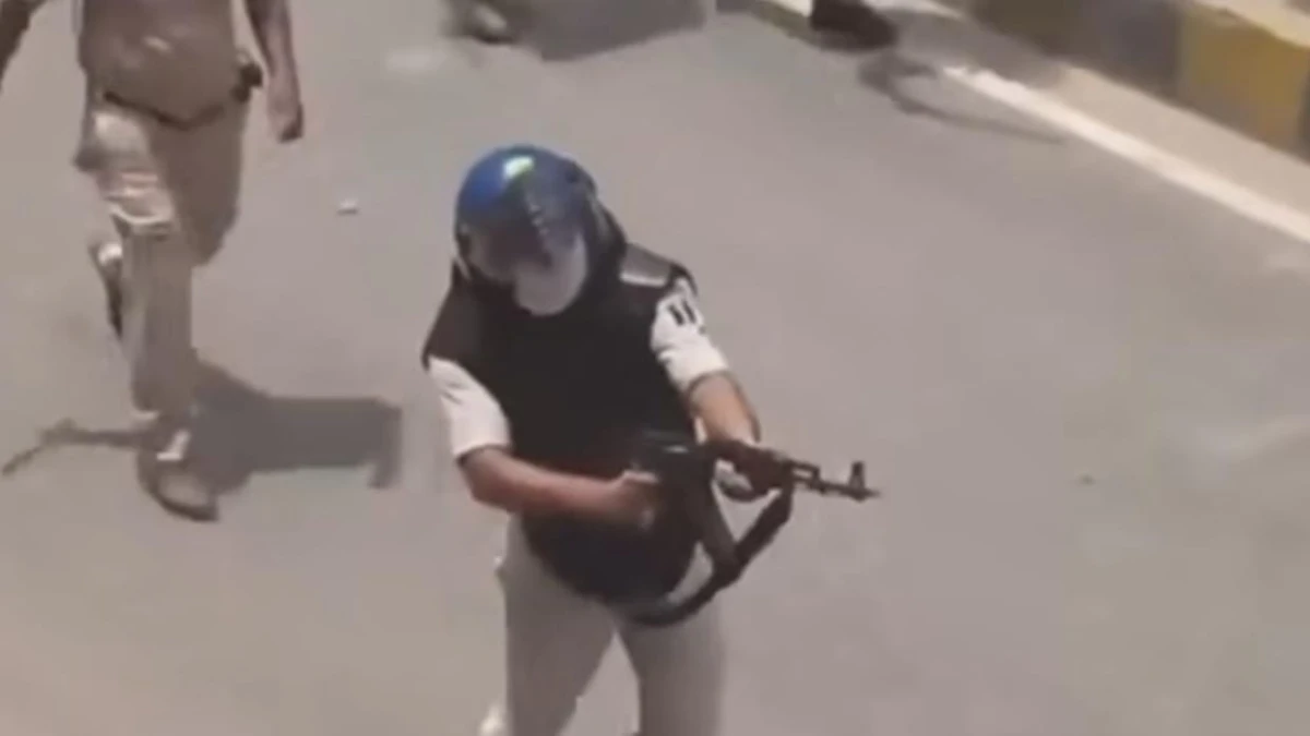 छात्र प्रदर्शन के दौरान AK-47 से फायरिंग का वीडियो वायरल, पुलिसकर्मी निलंबित; विभागीय जांच शुरू