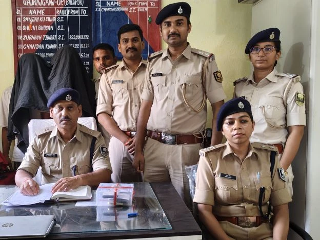 POLICE ARRESTED TWO MISCREANTS