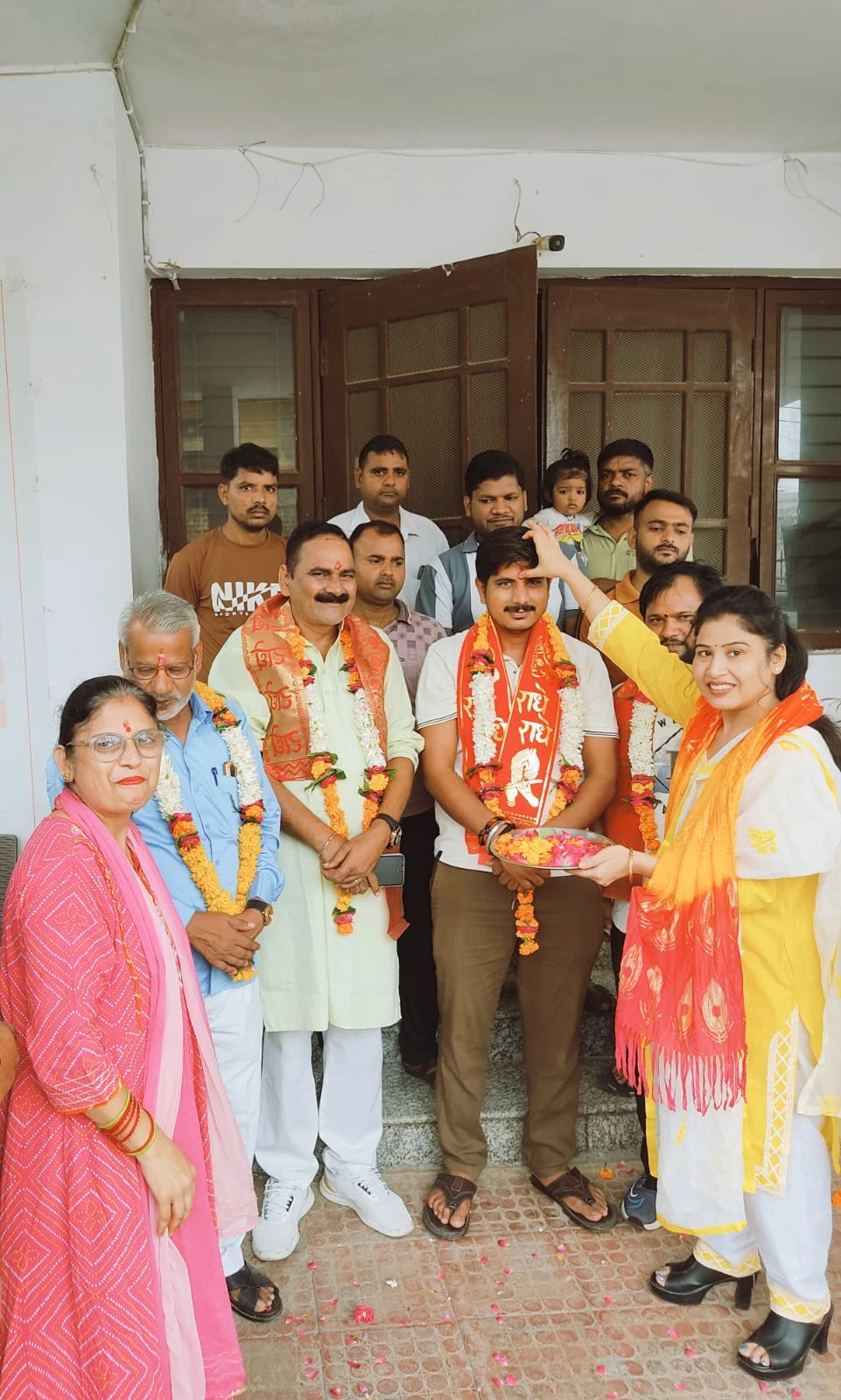 गुरु रविदास जयंती के समरसता संकल्प अभियान के तहत हाथरस से वाराणसी रवाना हुए भाजपा प्रतिनिधि