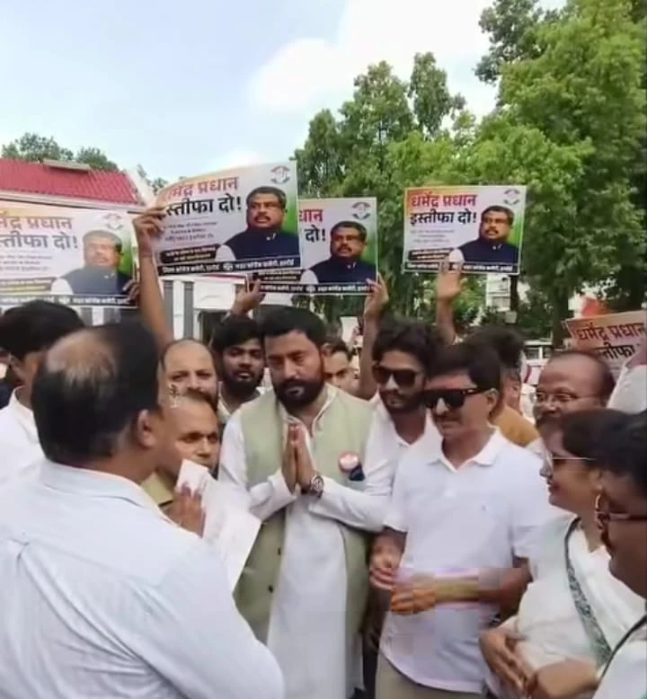 छात्रों पर कथित लाठीचार्ज के विरोध में कांग्रेस का प्रदर्शन, राष्ट्रपति के नाम भेजा ज्ञापन