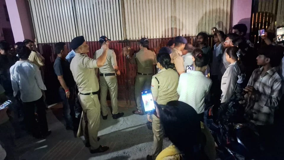 नर्सिंग कॉलेज में चार घंटे तक बंधक रहे 500 छात्र-शिक्षक, आईएनसी मान्यता विवाद पर छात्रों का हंगामा