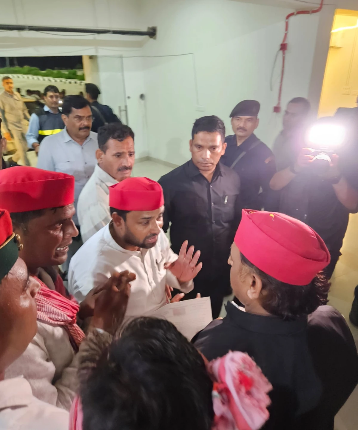 रामज्ञान गुप्ता से मिले अखिलेश, पूछा- अब तो पुलिस परेशान नहीं करती? हरदोई की आठ सीटों पर जीत का दिया लक्ष्य