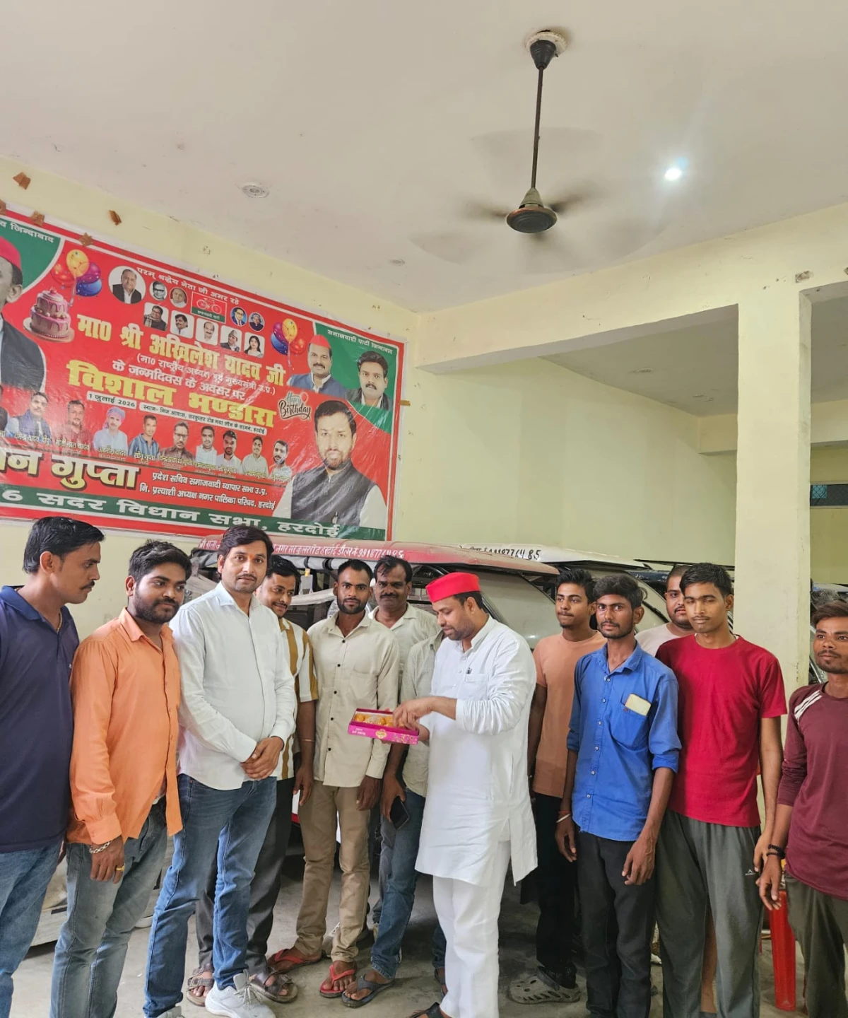 शिक्षा मंत्री के इस्तीफे पर हरदोई में सपा का जश्न, रामज्ञान गुप्ता बोले- 'झुक गई मोदी सरकार'