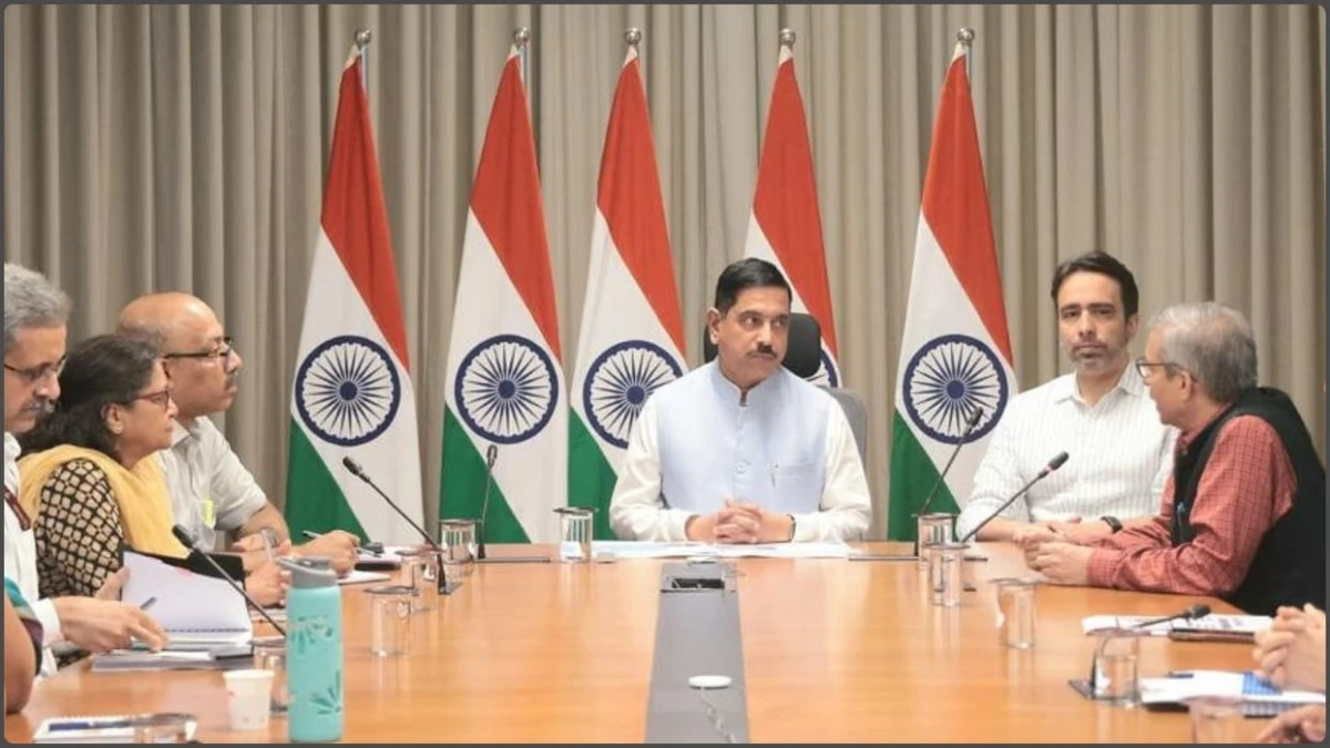 प्रह्लाद जोशी ने संभाला शिक्षा मंत्रालय का कार्यभार, धर्मेंद्र प्रधान के इस्तीफे के बाद मिली अतिरिक्त जिम्मेदारी