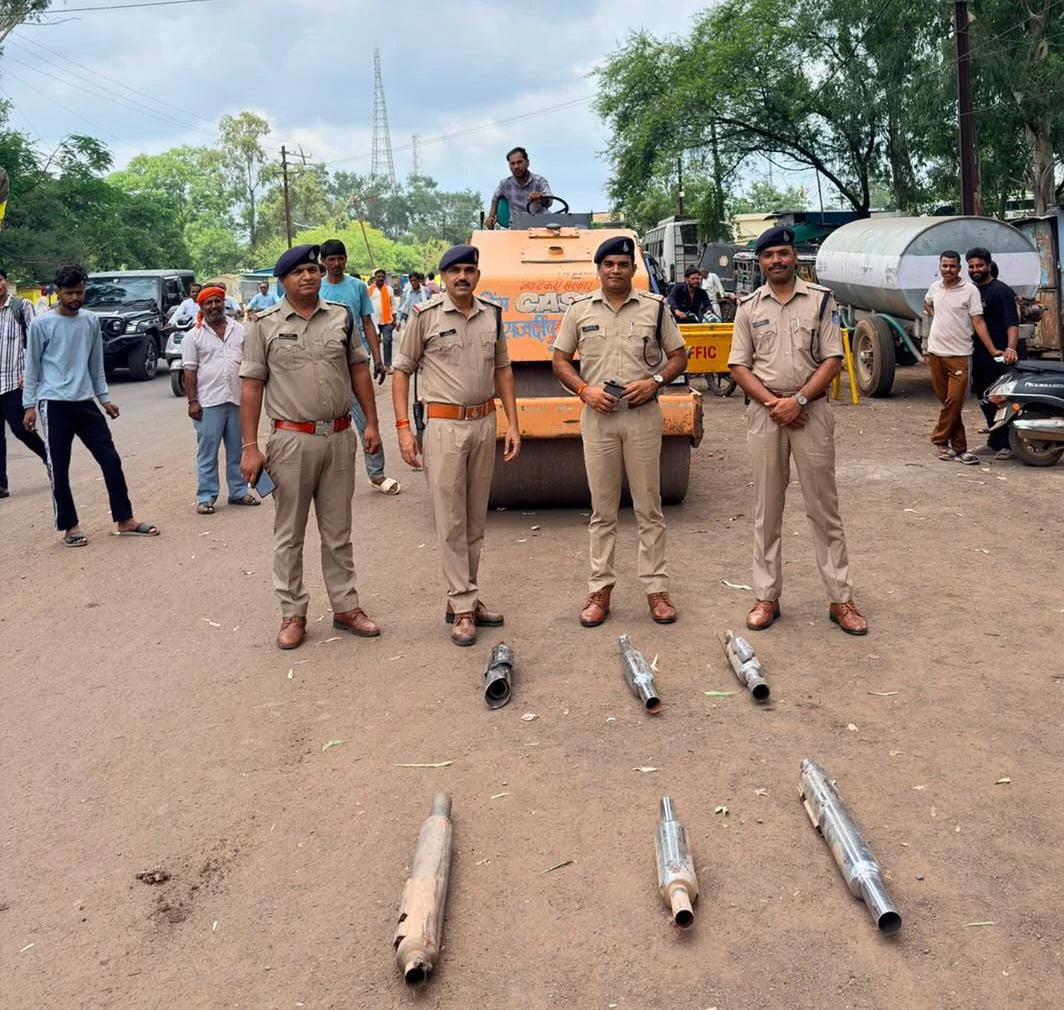 गुना पुलिस की बड़ी कार्रवाई: 80 अवैध मॉडिफाइड साइलेंसरों पर चला रोड रोलर, सवा लाख का जुर्माना वसूला