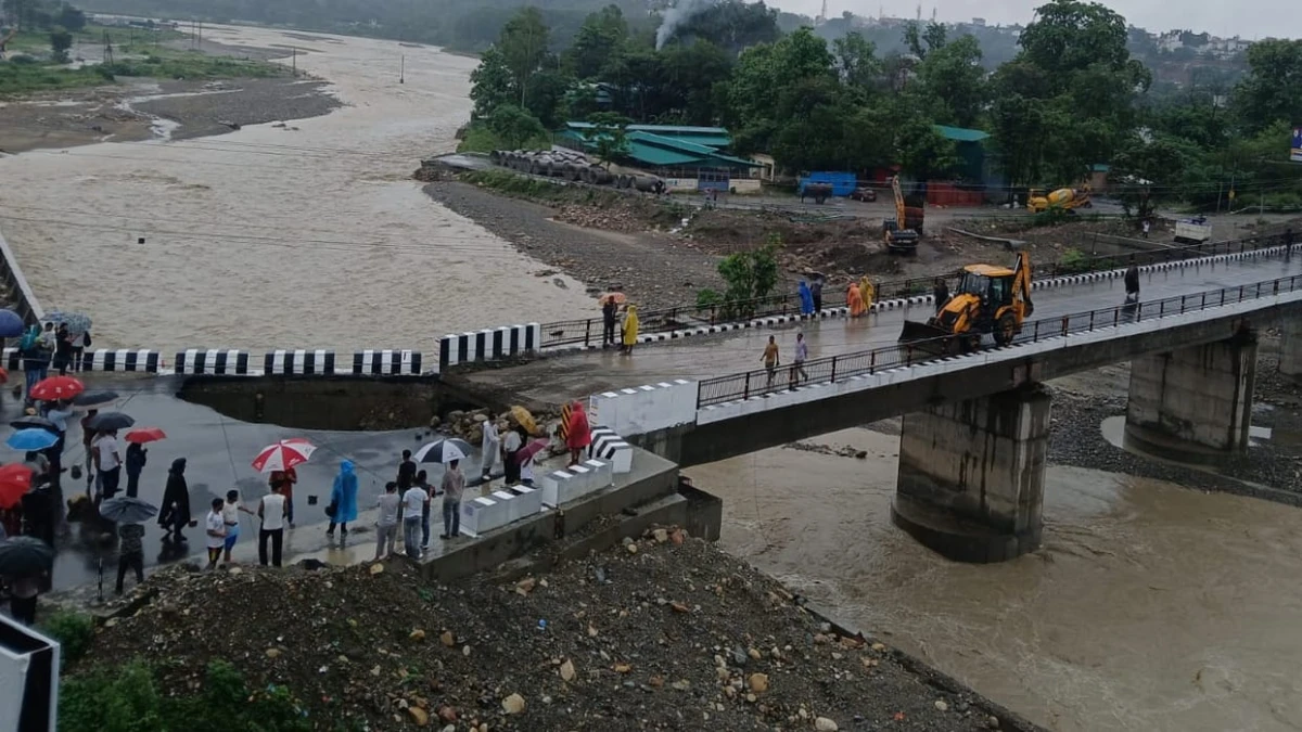 उत्तराखंड में बारिश का कहर: चारधाम यात्रा दो दिन के लिए स्थगित, हाईवे बंद, कई इलाकों में बाढ़ जैसे हालात