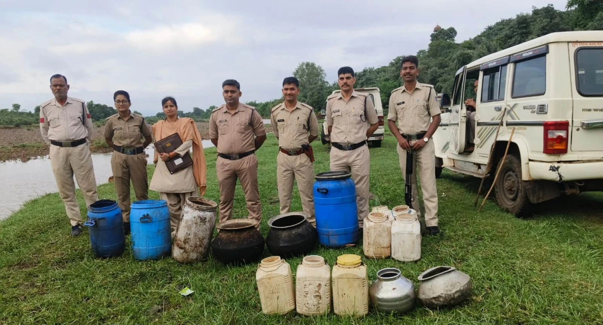 अवैध मदिरा के विरुद्ध आबकारी विभाग की कार्यवाही, 60,000/- की अवैध मदिरा जब्त