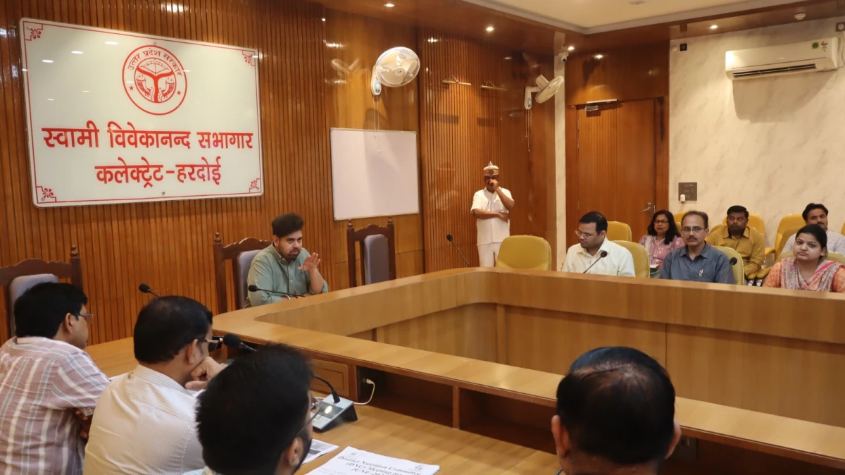 परिषदीय विद्यालयों में गुणवत्तापूर्ण शिक्षण सुनिश्चित करें, नियमित निरीक्षण करें बीईओ: अनुनय झा