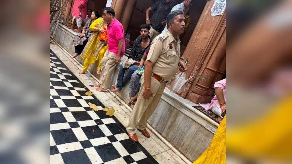 बांकेबिहारी मंदिर में जूते पहनकर घुसा पुलिसकर्मी, वायरल फोटो से मचा बवाल; सेवायतों ने की कार्रवाई की मांग