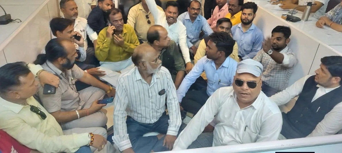 शाहजहांपुर में पत्रकारों की एकजुटता के आगे झुका प्रशासन, हिरासत के विरोध में प्रदर्शन के बाद कार्रवाई का आश्वासन