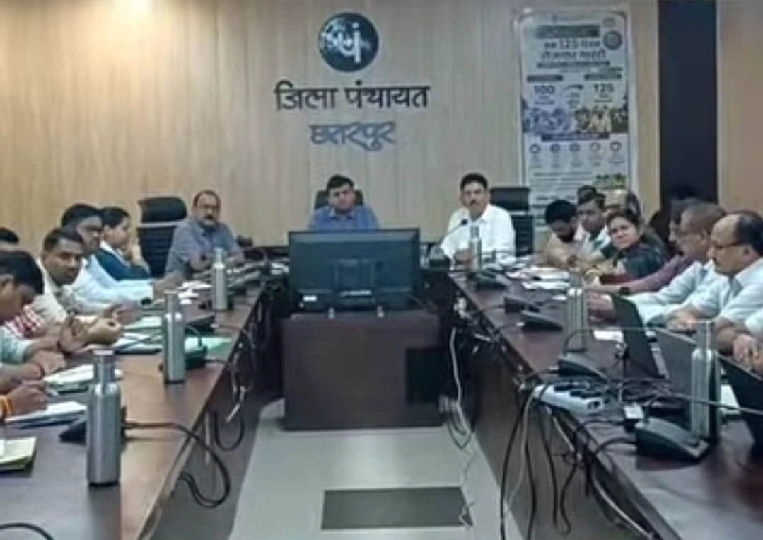 छतरपुर कलेक्टर का सख्त एक्शन: 64 लंबित मामलों पर 29 अधिकारियों और 35 सचिवों पर ₹32 हजार का जुर्माना