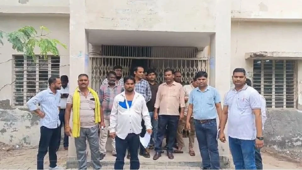 छुट्टी के आवेदन पर बिजली विभाग में बवाल, XEN और कार्यालय सहायक में मारपीट; SDO का मोबाइल भी टूटा