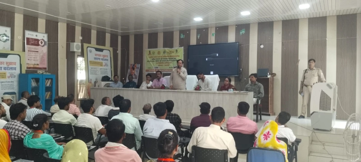 कछौना ब्लॉक सभागार में गूंजे संत रविदास के विचार, दीप प्रज्वलन कर मनाया गया समरसता अभियान