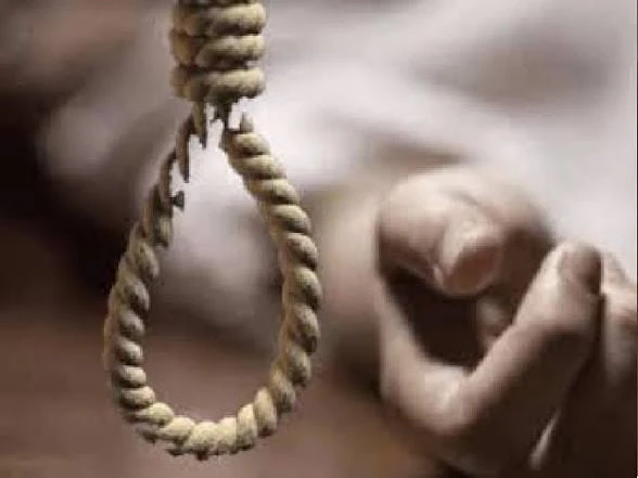 संदिग्ध परिस्थितियों में किशोरी ने दुपट्टे के सहारे लगाया फंदा, परिजनों में मचा कोहराम