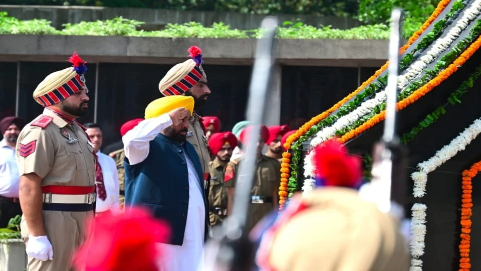 कारगिल विजय दिवस पर सीएम भगवंत मान ने शहीदों को दी श्रद्धांजलि, पूर्व एयर चीफ मार्शल भी रहे मौजूद
