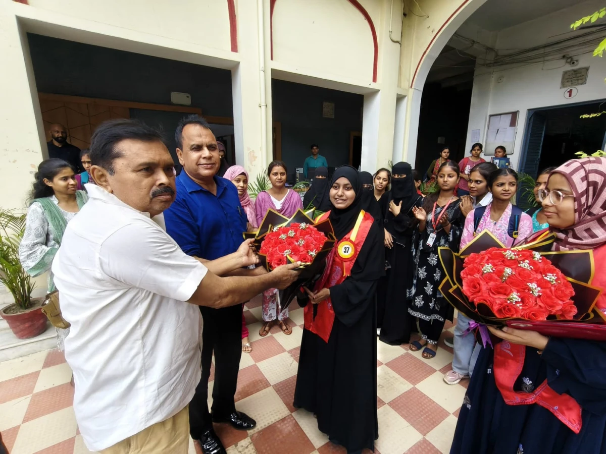 पीयू दीक्षांत समारोह में स्वर्ण पदक जीतने वाली दो छात्राओं का मोहम्मद हसन पीजी कॉलेज में भव्य सम्मान