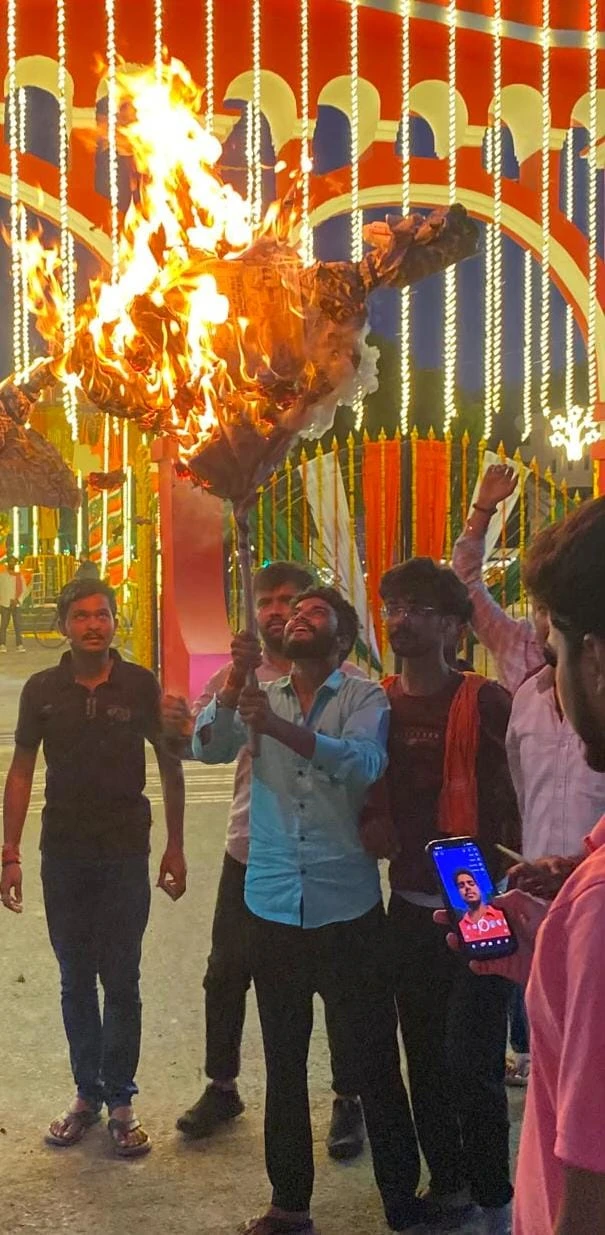 दीक्षांत समारोह में हाउस अरेस्ट के विरोध में एबीवीपी का प्रदर्शन, प्रशासन का फूंका पुतला