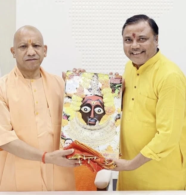 सीएम योगी से मिले शीतला चौकियां धाम के महंत, धाम के विकास और सौंदर्यीकरण पर हुई विस्तृत चर्चा