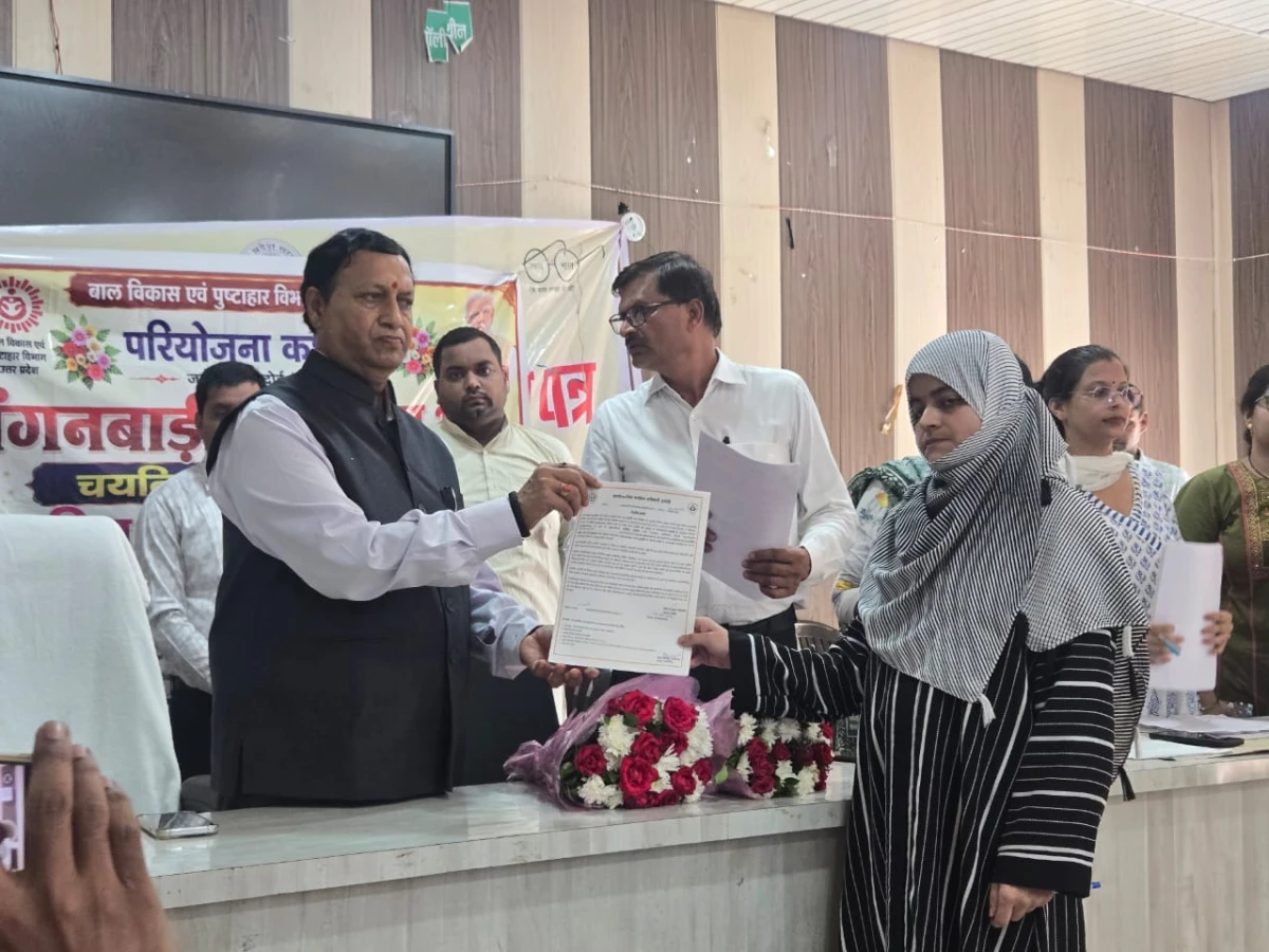 कछौना में नवनियुक्त 53 आंगनबाड़ी कार्यकत्रियों को बांटे गए नियुक्ति पत्र