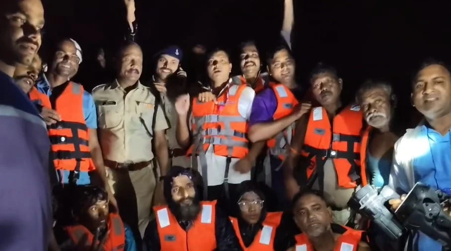 सेल्फी बनी मुसीबत: खंडवा में नदी के टापू पर फंसे चार युवक, 11 घंटे के रेस्क्यू के बाद सभी सुरक्षित