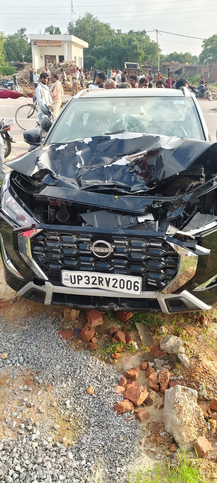 कार की टक्कर से बाइक सवार छात्र की मौत, महिला गंभीर रूप से घायल