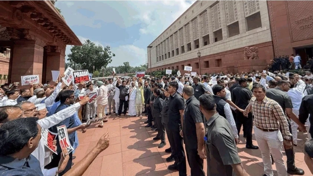 नीट विवाद: फास्ट ट्रैक कोर्ट के फैसले के बाद सियासत तेज, संसद में सरकार-विपक्ष आमने-सामने