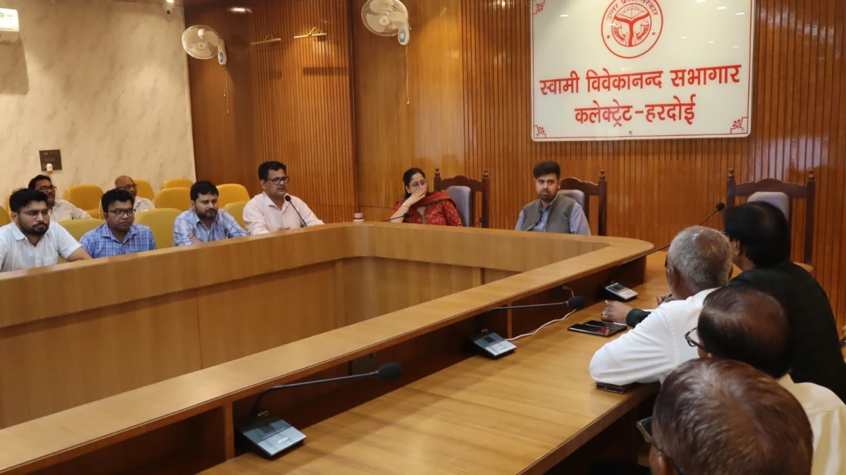किसानों को आधुनिक तकनीकों से जोड़कर बढ़ाएं आय, योजनाओं का लाभ समयबद्ध पहुंचाएं: अनुनय झा