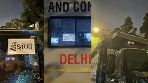 ईक्षणा वैन की निगरानी से बढ़ी प्रदर्शनकारियों की चिंता, चेहरा ढककर आंदोलन में पहुंच रहे कई छात्र