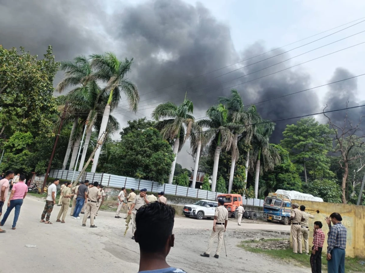 कार्बन फैक्ट्री ब्लास्ट के बाद नई लापरवाही का आरोप, बिना सुरक्षा किट सफाई कराते समय मजदूर की बिगड़ी तबीयत