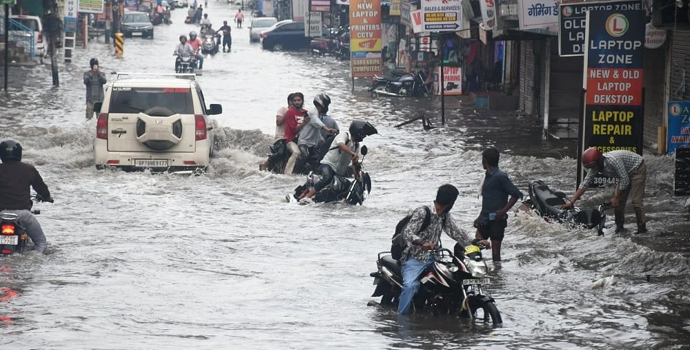 कानपुर में बारिश बनी आफत, जलभराव और जाम से बेहाल शहर; गड्ढों में गिरे वाहन, एंबुलेंस भी फंसी
