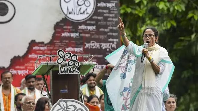 टीएमसी में विवाद जारी: ममता बनर्जी ने चुनाव आयोग से जल्द फैसले की मांग की, प्रतिद्वंद्वी गुट पर जवाब टालने का आरोप