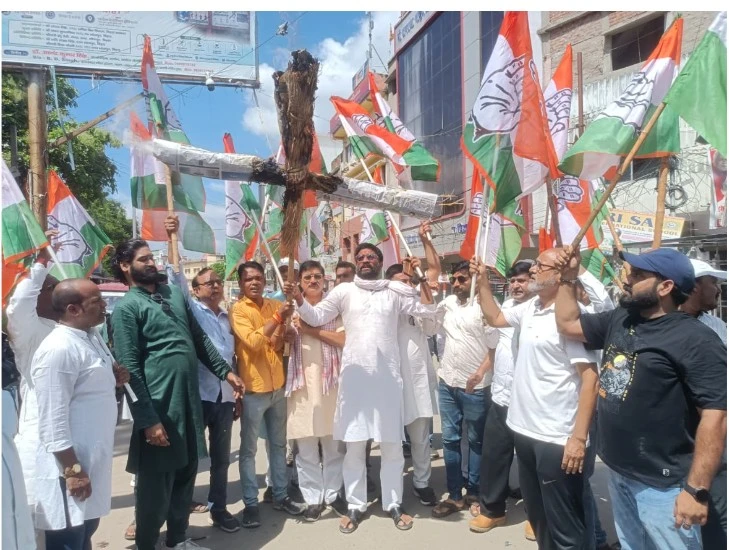 CONGMEN BURNT EFFIGY OF THE PM