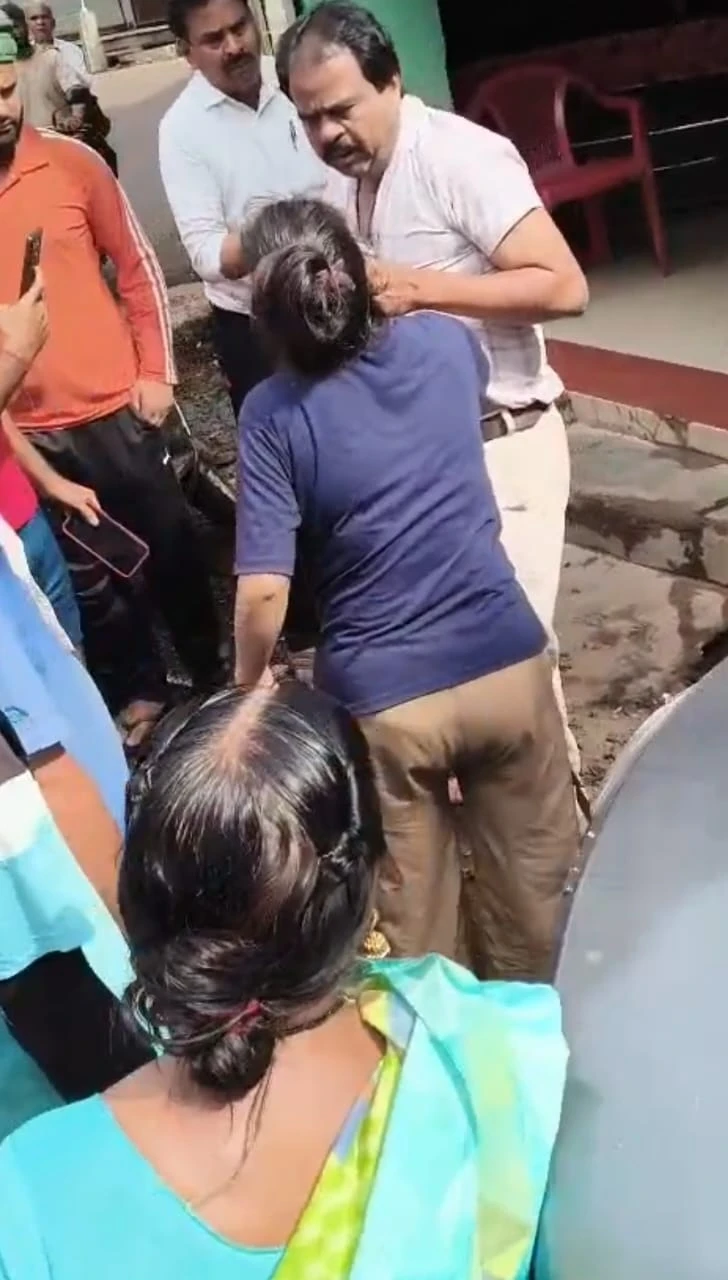 गुना में युवक की पिटाई का वीडियो वायरल, महिला की शिकायत और आरोपों की जांच में जुटी पुलिस