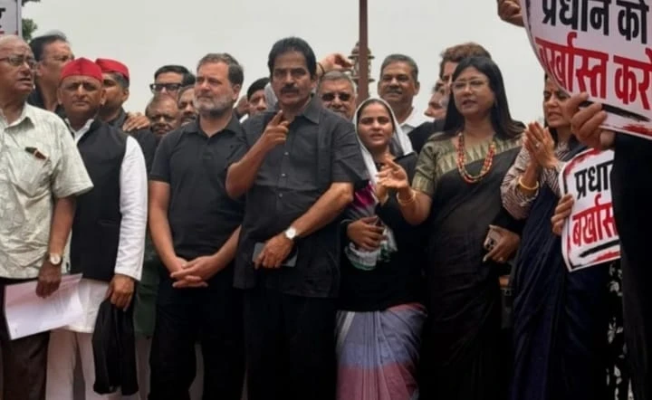 संसद में काले कपड़े पहनकर प्रदर्शन,16 मेट्रो स्टेशनों से आवाजाही पर प्रतिबंध