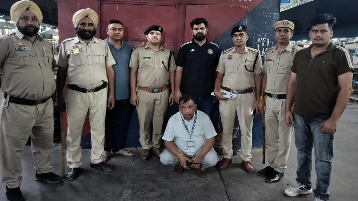 छत्तीसगढ़ एक्सप्रेस में फर्जी विजिलेंस अधिकारी बनकर TTE को धमकाने वाला गिरफ्तार, नकली आई-कार्ड और वॉकी-टॉकी बरामद