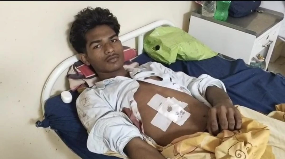 थाने से लौटते ही दो भाइयों पर जानलेवा चाकू हमला, पुरानी रंजिश में घेरकर किया लहूलुहान