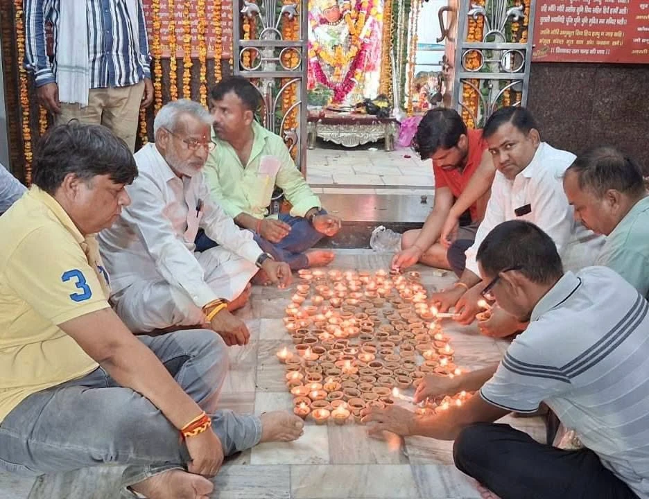 गुरु रविदास जयंती पर हाथरस के 100 मंदिरों में जले 6500 दीप, भाजपा ने धर्माचार्यों का किया सम्मान