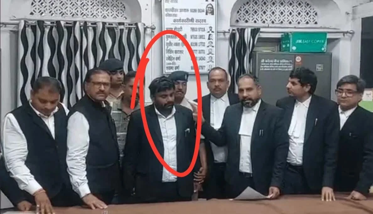 इंदौर कोर्ट में फर्जी वकील गिरफ्तार, आठवीं पास युवक अधिवक्ता की ड्रेस पहनकर घूमता मिला