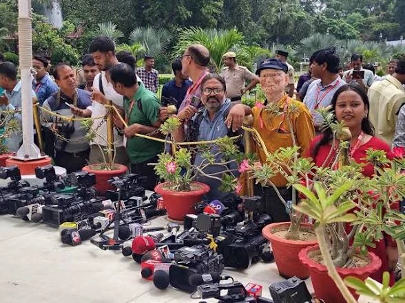 बिहार विधानसभा में पत्रकारों के प्रवेश पास रद्द होने पर विरोध, विधानसभा परिसर के बाहर माइक-कैमरे रखकर किया प्रदर्शन