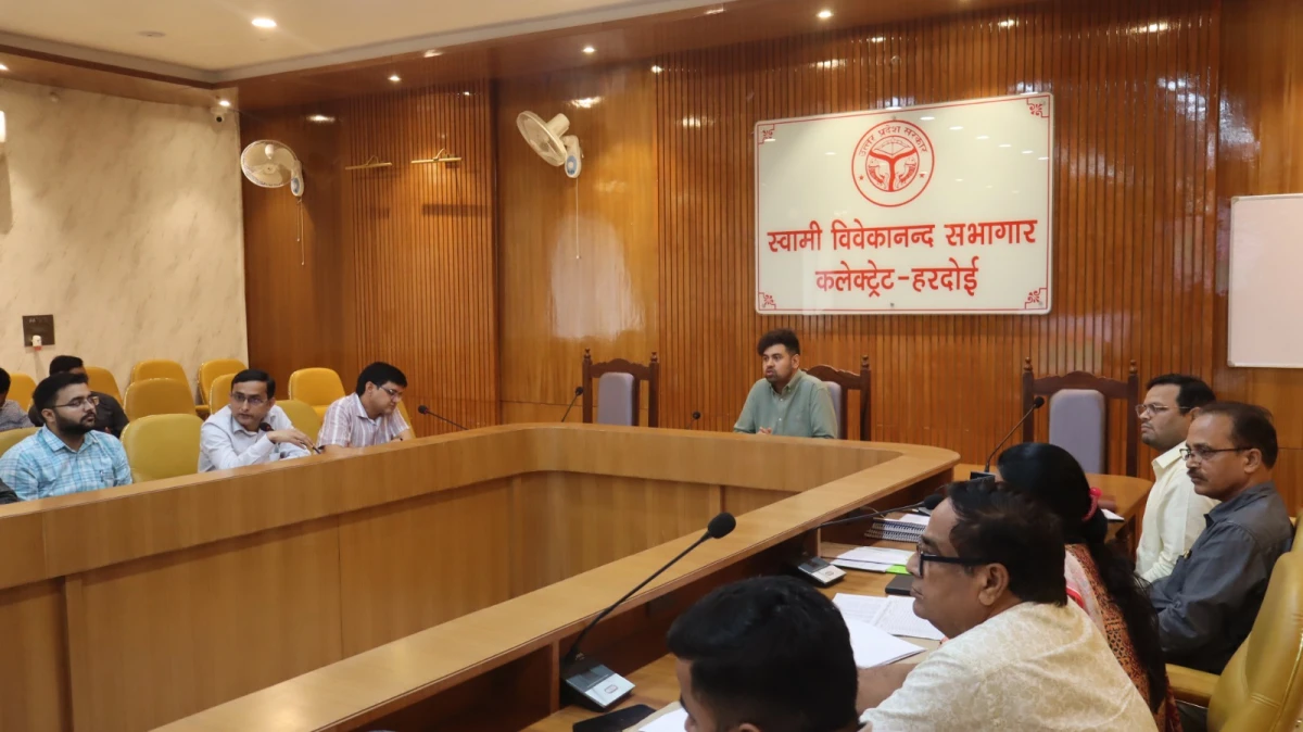 पोषण योजनाओं में लापरवाही बर्दाश्त नहीं, पात्रों तक हर हाल में पहुंचे लाभ: डीएम
