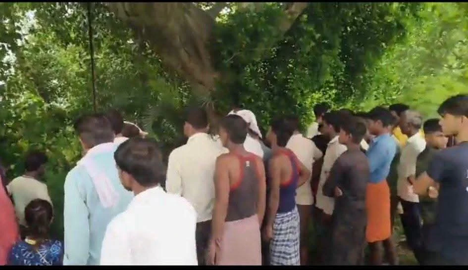 हरदोई में युवक व विवाहिता ने लगाई फांसी, 500 मीटर की दूरी पर मिले दोनों के शव